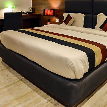Oyo 1358 Hotel Crossroad Лакхнау Екстер'єр фото