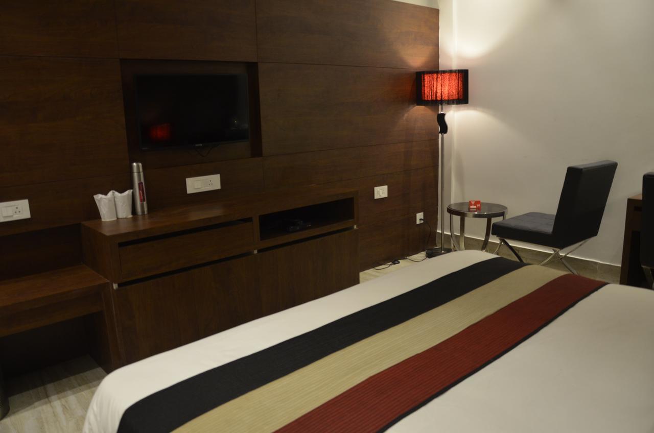 Oyo 1358 Hotel Crossroad Лакхнау Екстер'єр фото