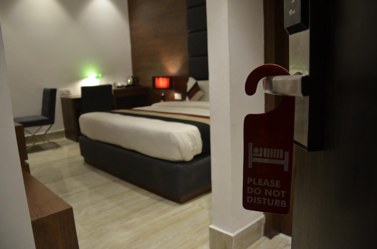Oyo 1358 Hotel Crossroad Лакхнау Екстер'єр фото