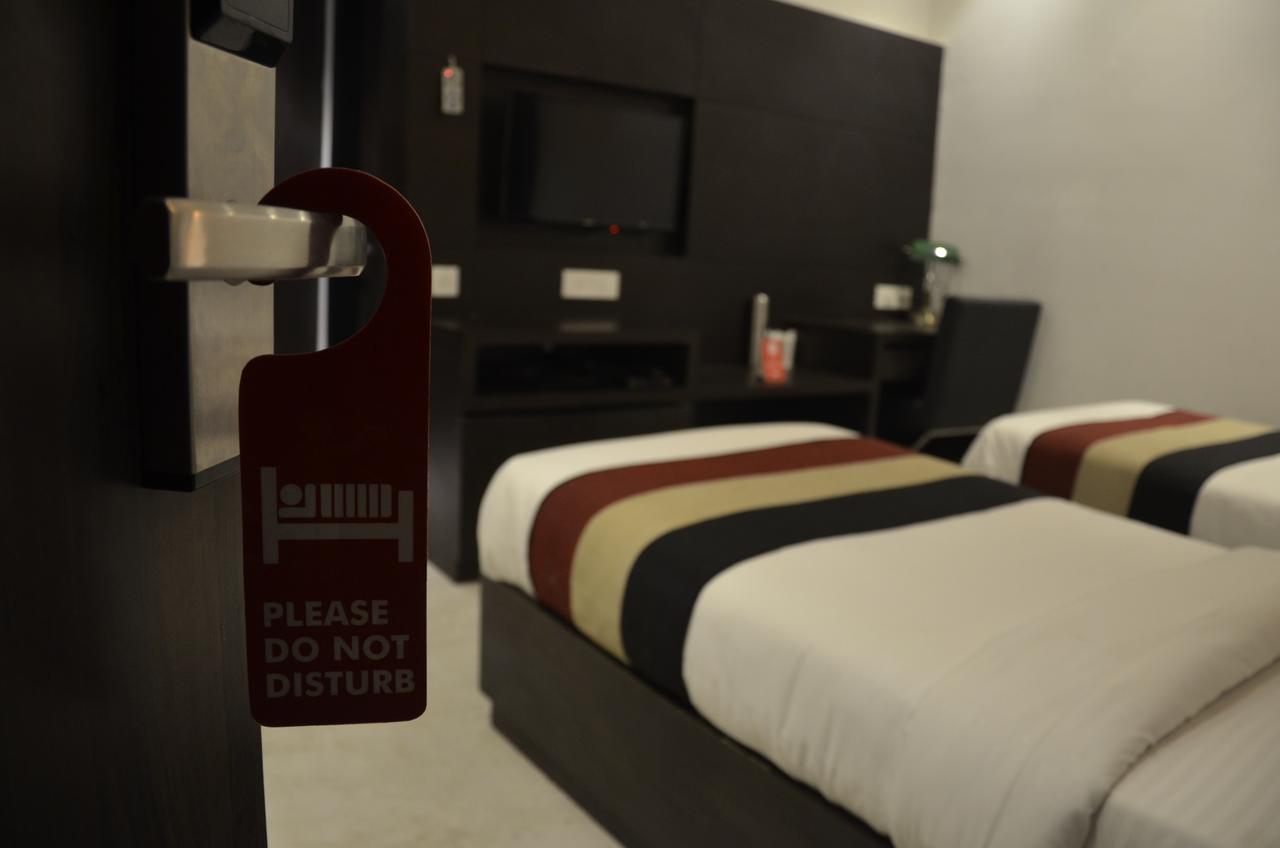 Oyo 1358 Hotel Crossroad Лакхнау Екстер'єр фото
