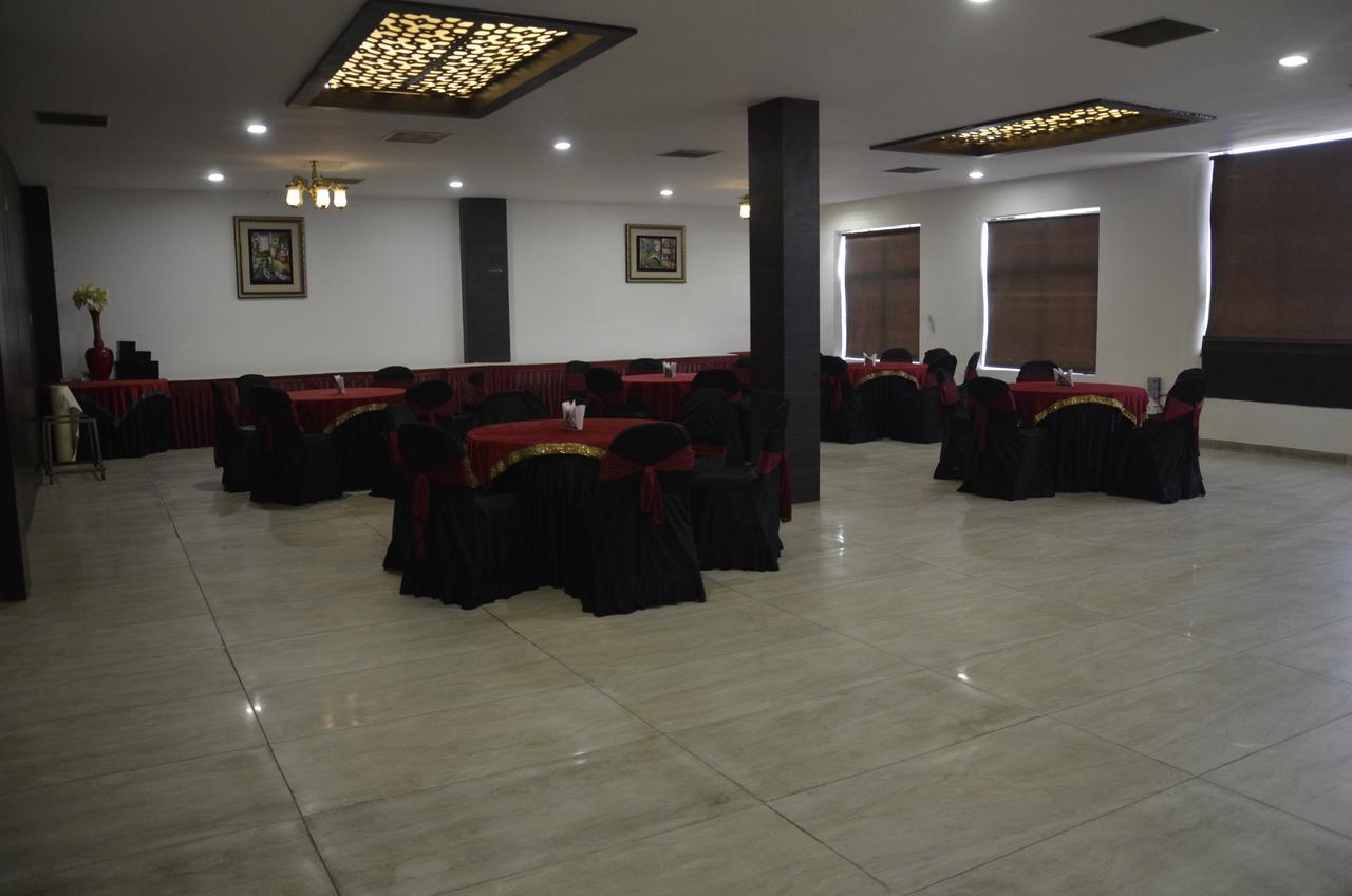 Oyo 1358 Hotel Crossroad Лакхнау Екстер'єр фото