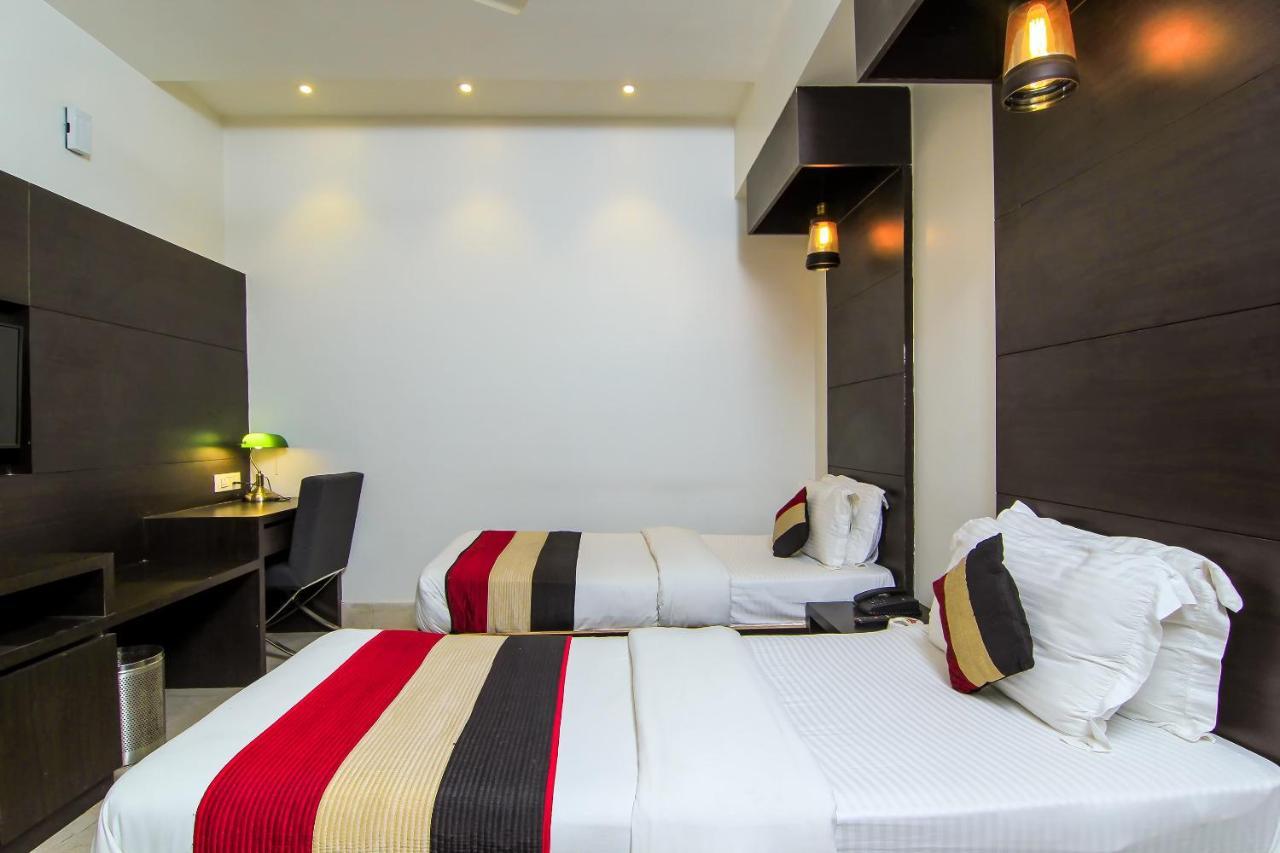 Oyo 1358 Hotel Crossroad Лакхнау Екстер'єр фото