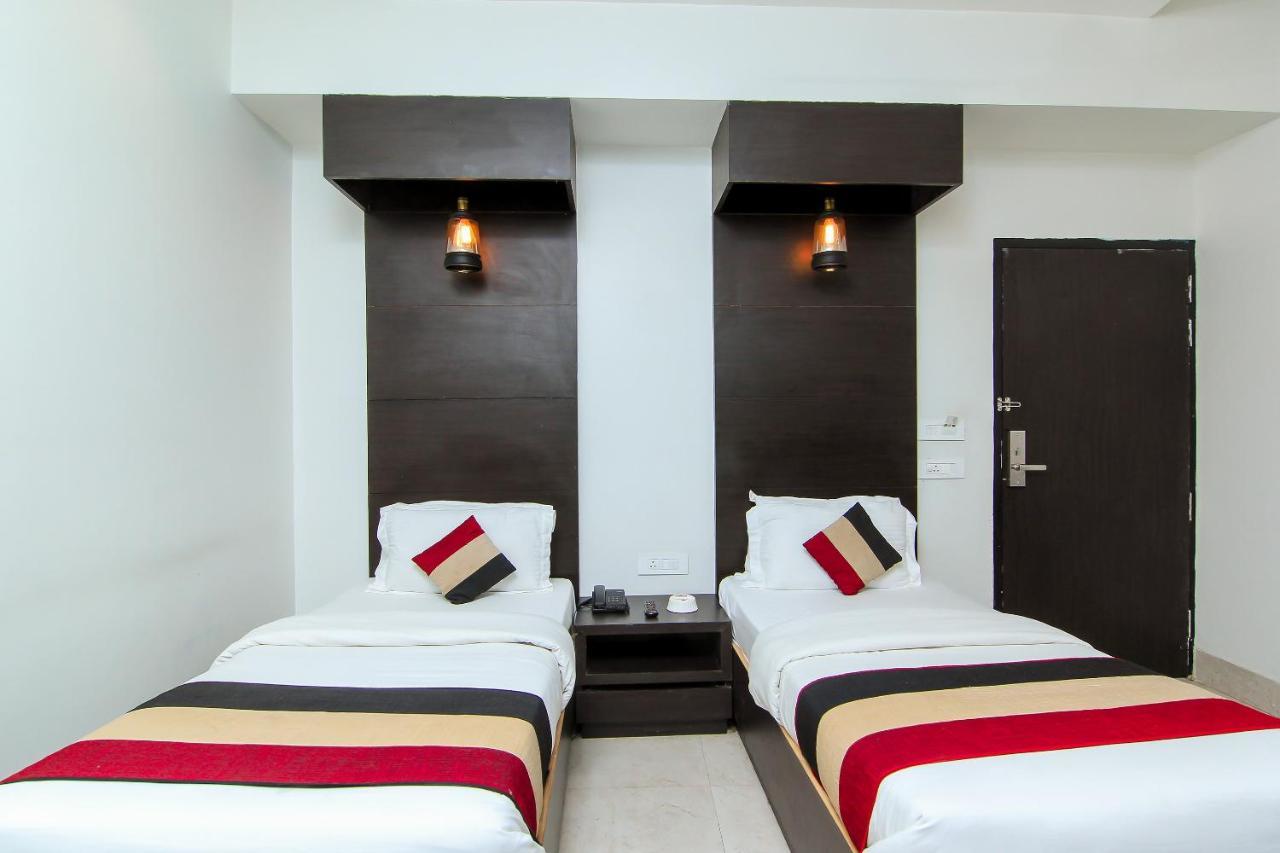 Oyo 1358 Hotel Crossroad Лакхнау Екстер'єр фото