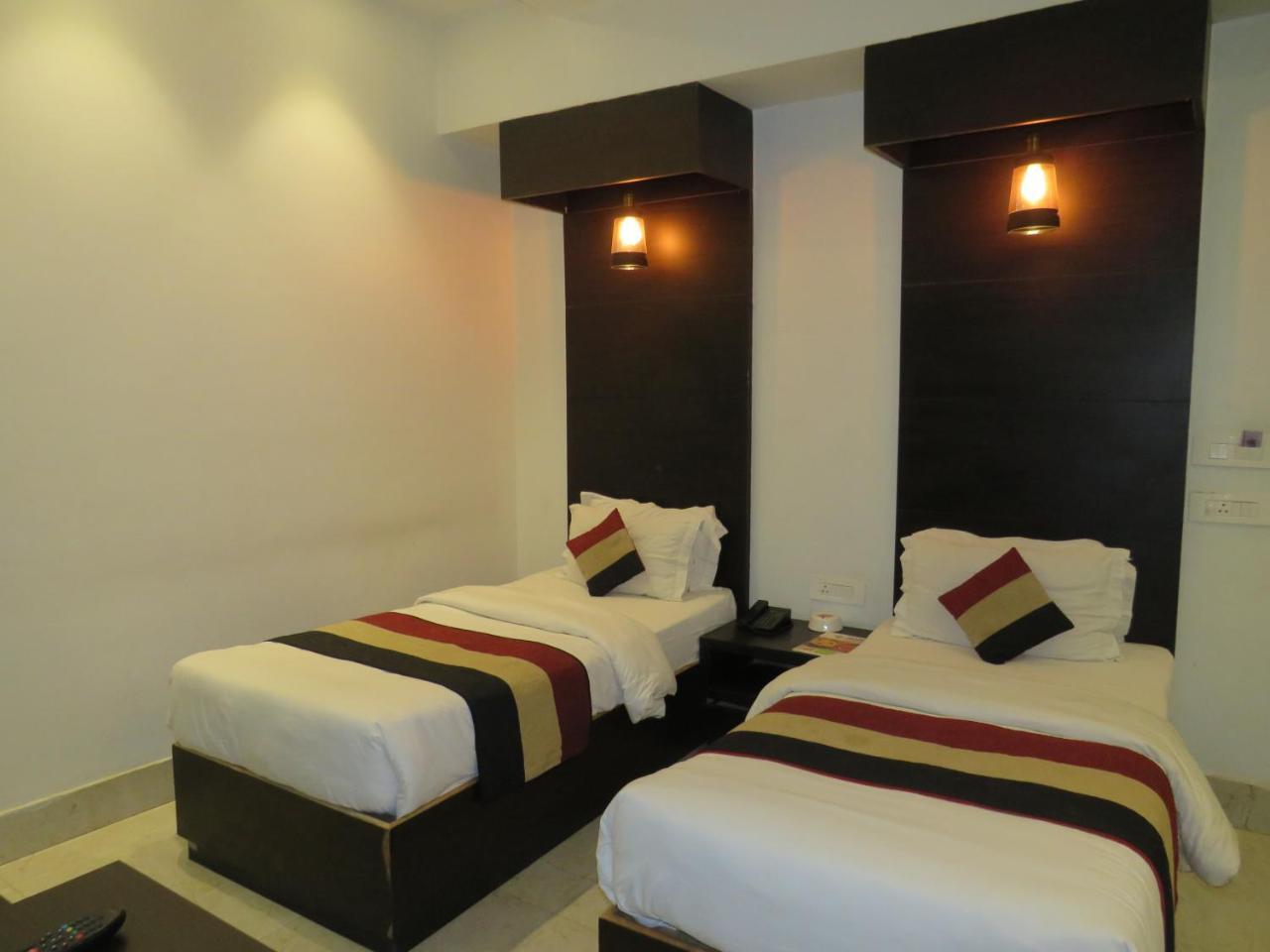 Oyo 1358 Hotel Crossroad Лакхнау Екстер'єр фото