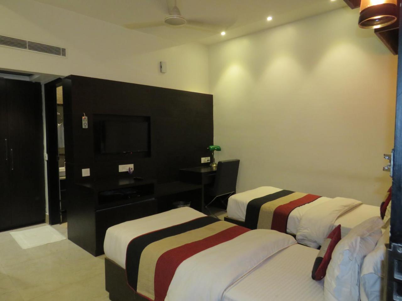 Oyo 1358 Hotel Crossroad Лакхнау Екстер'єр фото